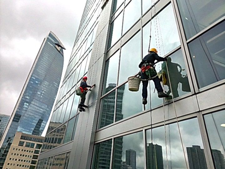 Высотная мойка окон и чистка фасада