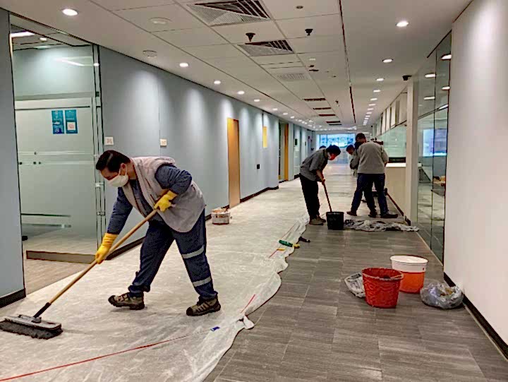 Уборка в коридоре офиса после ремонта