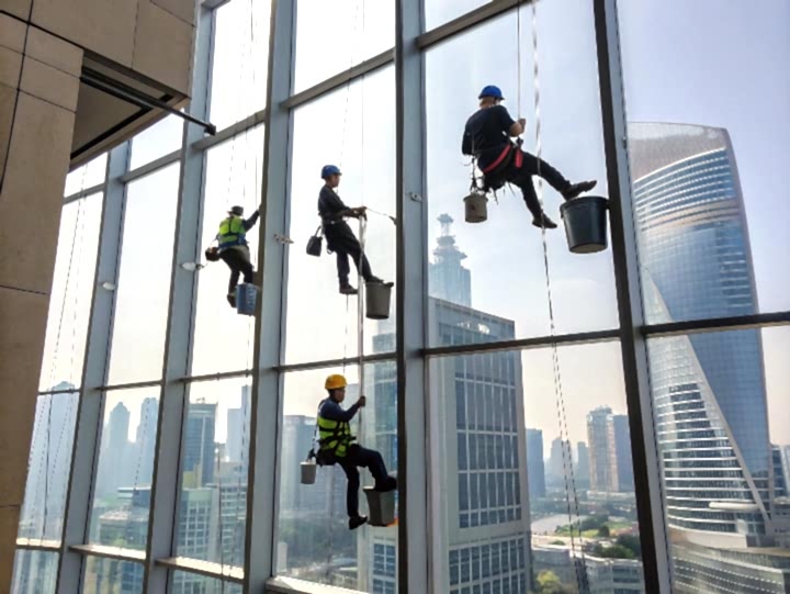 Мытье окон альпинистами