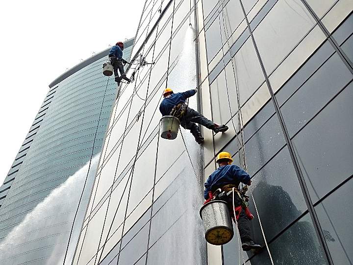 Мытье фасада офисного здания
