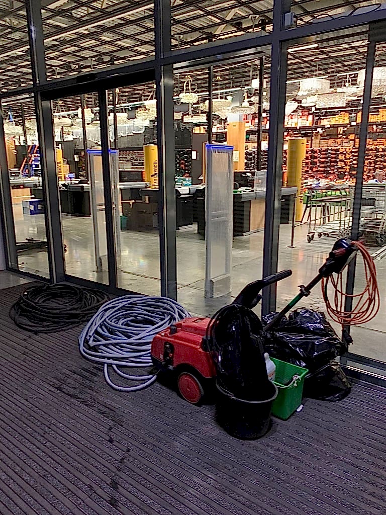 Уборка торгово-офисного центра после ремонта