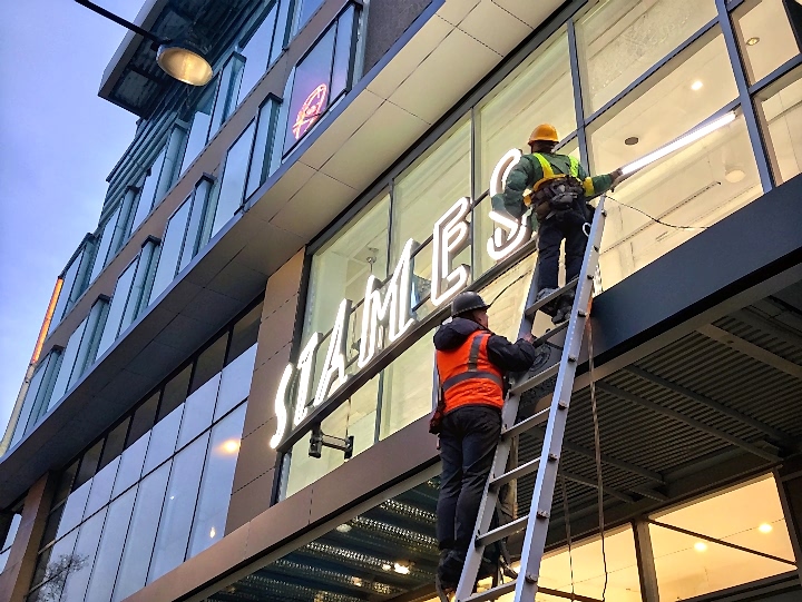 Монтаж объемных световых букв