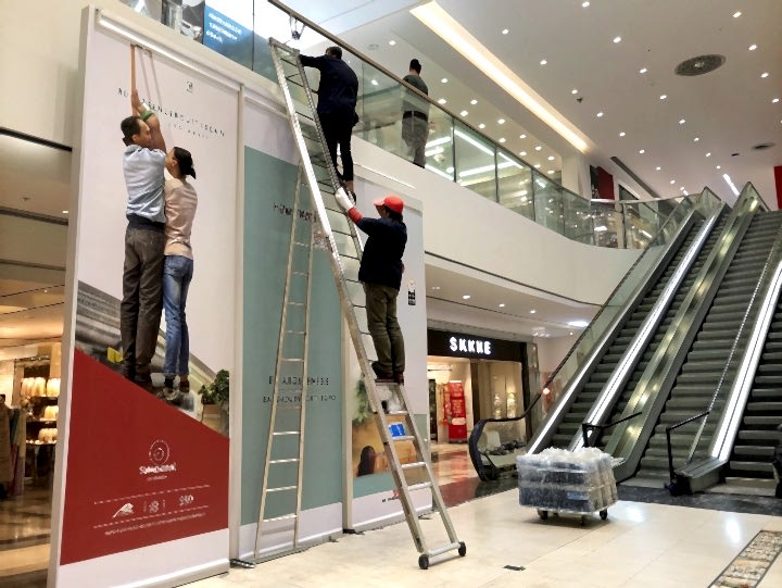 Демонтаж рекламы в торговом центре