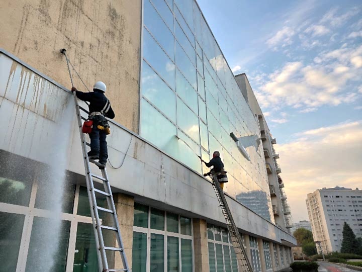 Мойка фасада и окон здания