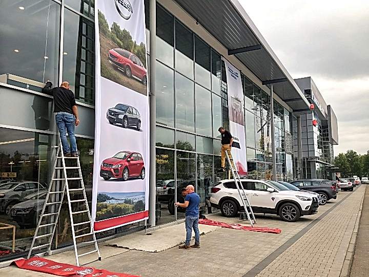 Монтаж наружной рекламы в автосалон