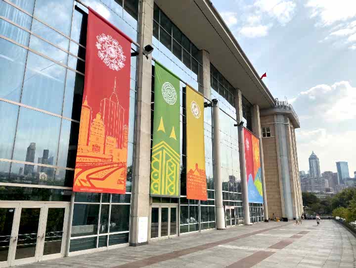 Монтаж двух баннеров на фасад здания