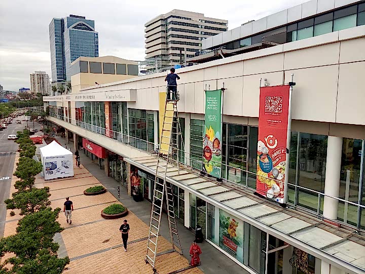 Монтаж баннера на жилой дом