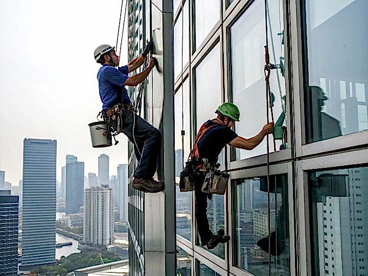 Монтаж пленки на окна альпинистами
