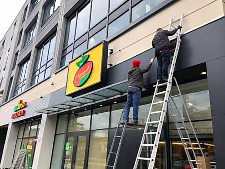 Установка вывески на фасад здания