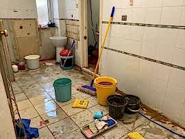 Уборка ванной комнаты после потопа