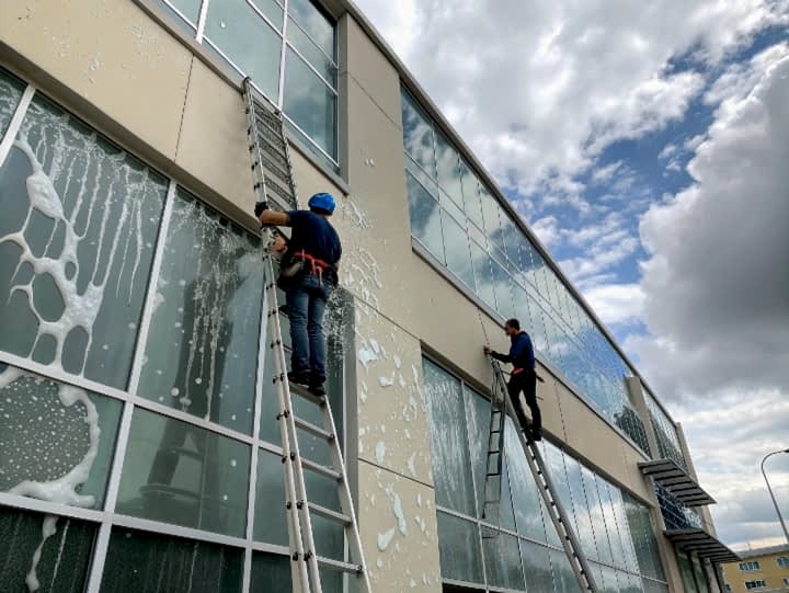 Мытье фасада и рекламной вывески