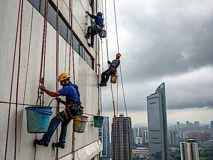 Мытьё фасада здания