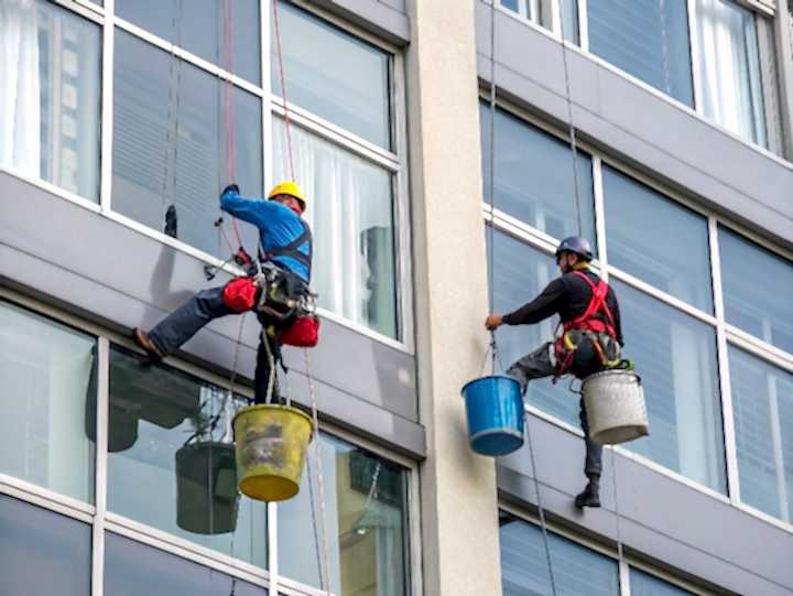 Мойка окон альпинистами